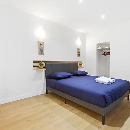 Spacious 4br Charm In 8 With Netflix Apartmán