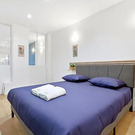 Spacious 4br Charm In 8 With Netflix Apartmán *