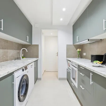 Spacious 4br Charm In 8 With Netflix Apartmán *